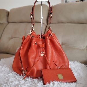MCM DRAWSTRING BUCKET BAG AND WALLET SET.
